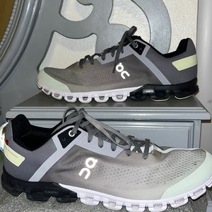 On cloud mens sneakers size 10.5, color black n gray